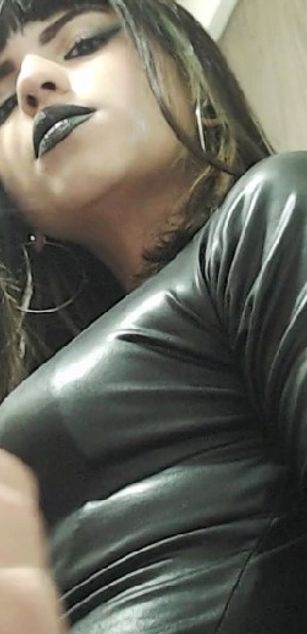 Model - FEET ADDICTION dominatrix