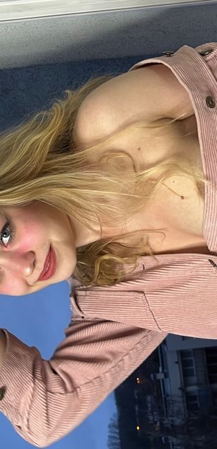 Model - AnyAmaazzy blowjob