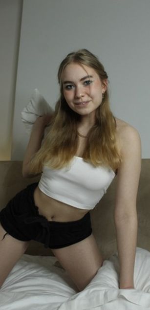 Model - AnyAmaazzy blowjob