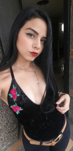 Model - Nikki Alvarez petite