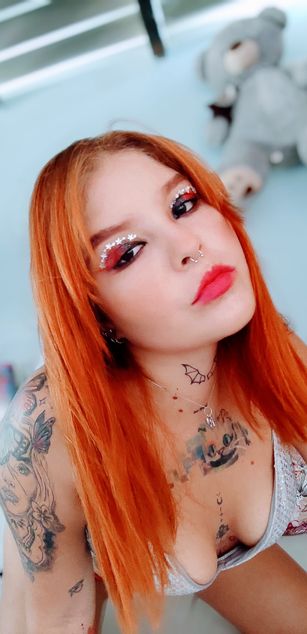 Model - Khatana juguetona