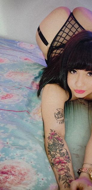 Model - Betani Hot Hot