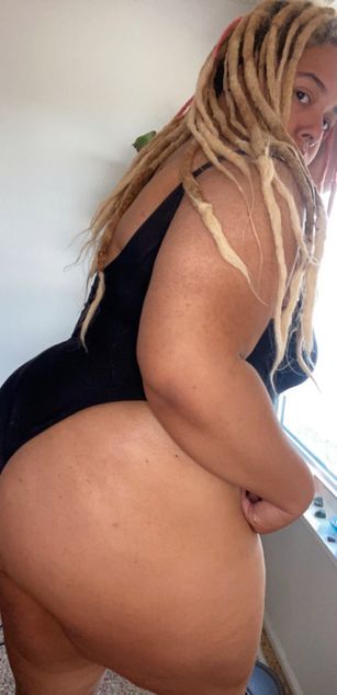 Model - Sunnie Dreams feet