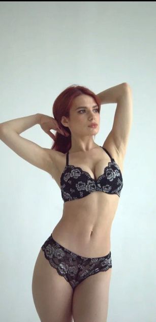 Model - MaryLune striptease