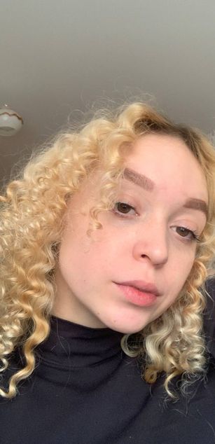 Model - AnneleeOwn lips