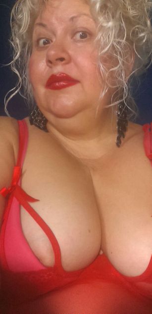 Model - BustyIngrid curvy