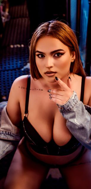 Model - Chloe Jewel striptease