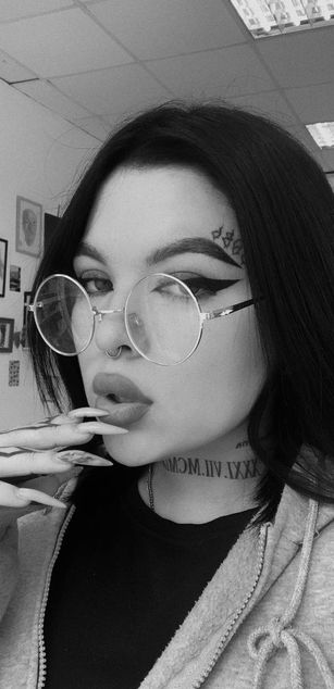 Model - Nicole__Rich curvy