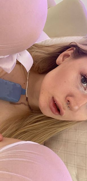 Model - tinytaissa Blonde