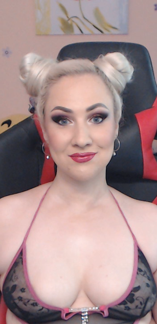 Model - Miss Lexy Gold fetish