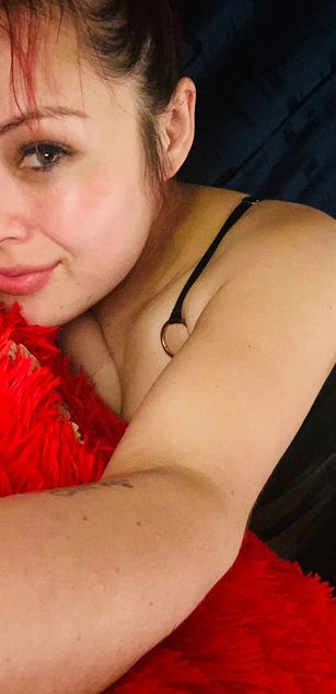 Model - Dani_Red shaved