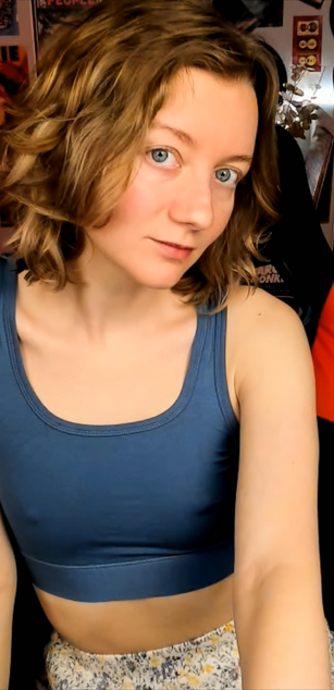 Model - Elly Helly hairy