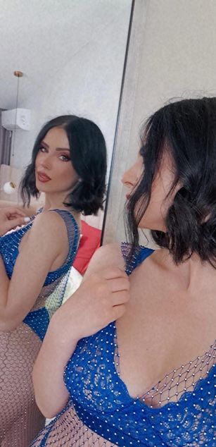 Model - MoniqueHills striptease