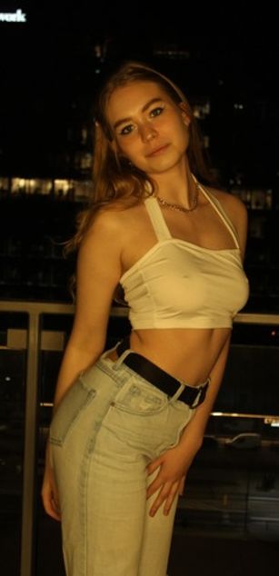 Model - AnyAmaazzy blowjob