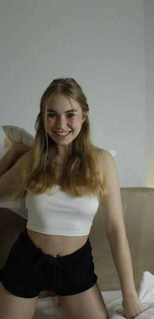 Model - AnyAmaazzy blowjob