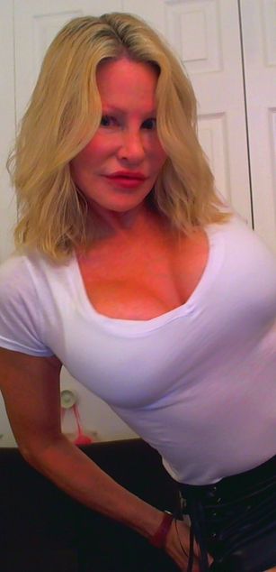 Model - sandi bigtits