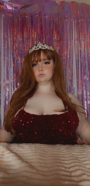 Model - Allie Sparks curvy