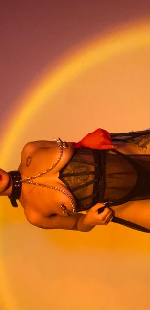 Model - Elizabeth corazon de leon hairy