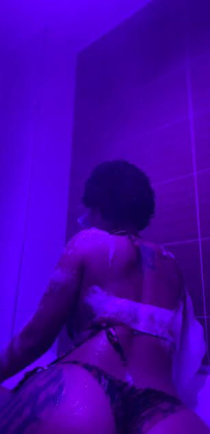 Model - Elizabeth corazon de leon hairy