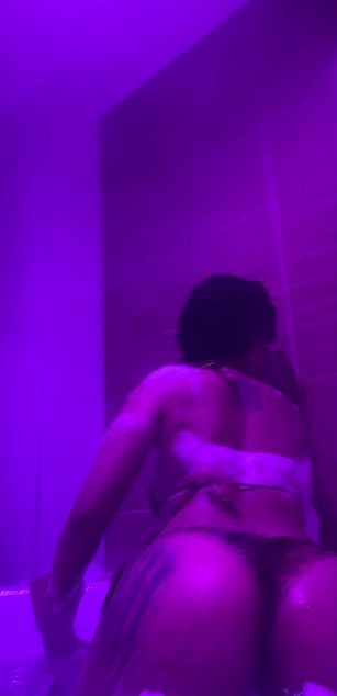 Model - Elizabeth corazon de leon hairy