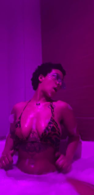 Model - Elizabeth corazon de leon hairy