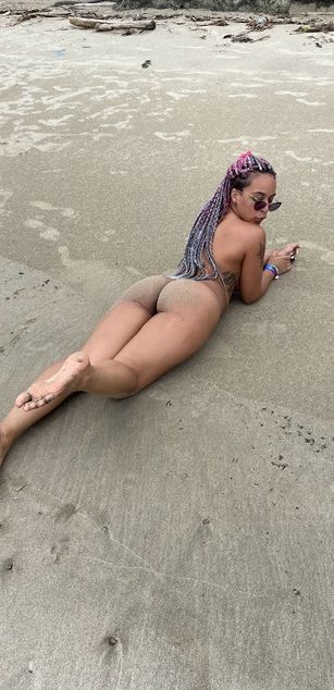 Model - Elizabeth corazon de leon hairy