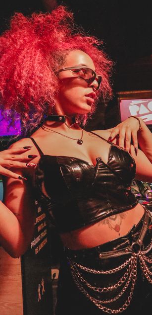 Model - Elizabeth corazon de leon hairy