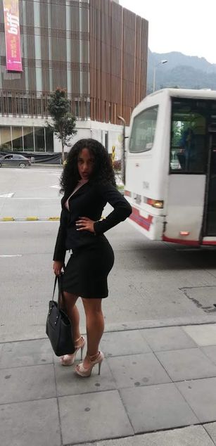 Model - Elizabeth corazon de leon hairy