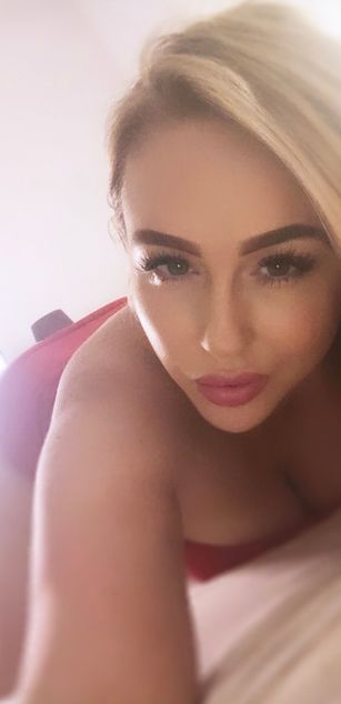 Model - Ella May deepthroat