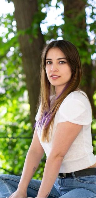 Model - MagnoliaJoy latin