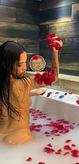 Model - KylieWhite deepthroat