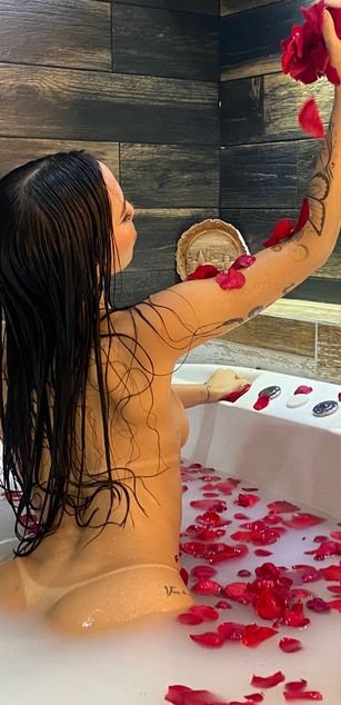 Model - KylieWhite deepthroat