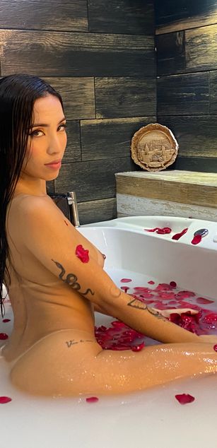 Model - KylieWhite deepthroat