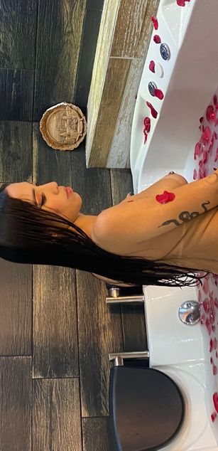 Model - KylieWhite deepthroat