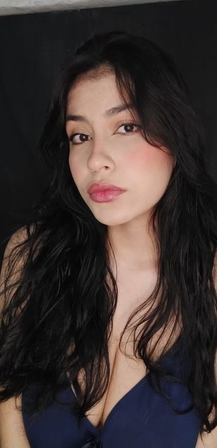 Model - Mia Saenz deepthroat