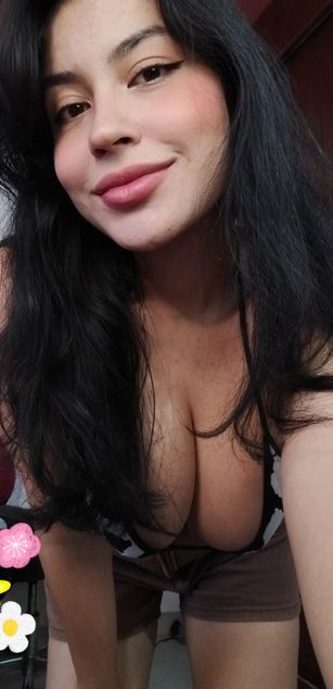 Model - Mia Saenz deepthroat