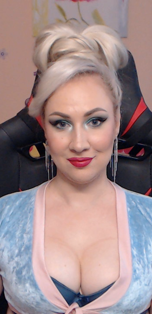 Model - Miss Lexy Gold fetish