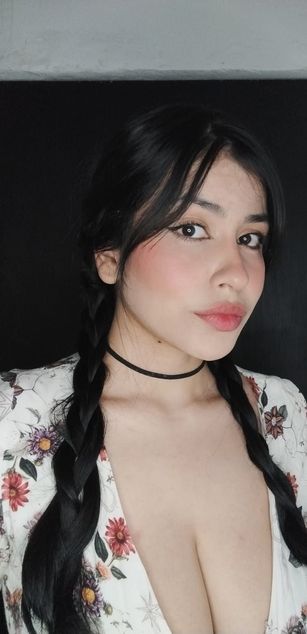 Model - Mia Saenz deepthroat