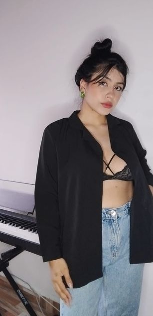 Model - Mia Saenz deepthroat