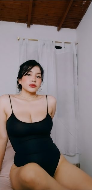 Model - Mia Saenz deepthroat