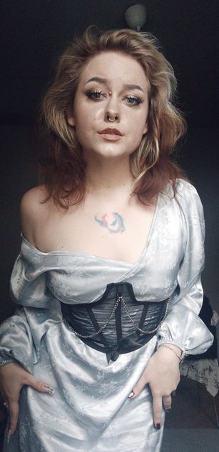 Model - Ttells curvy