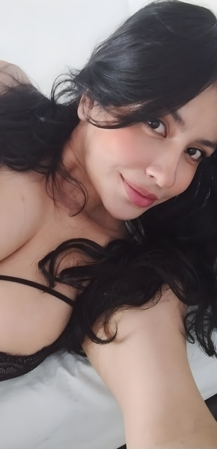 Model - Mia Saenz deepthroat