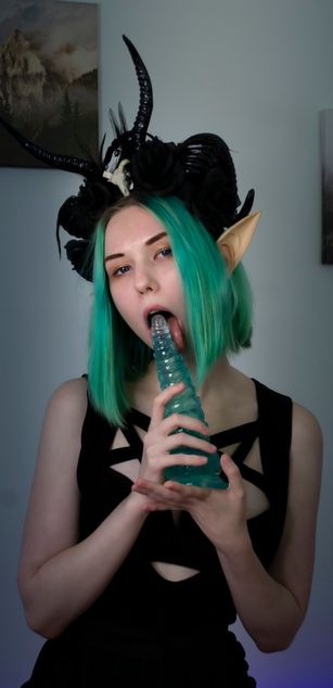 Model - Moon_Maru dildo