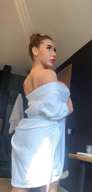 Model - Laura Candice dildo