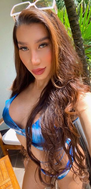 Model - Laura Candice dildo