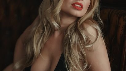 Model - SiaLone sexy