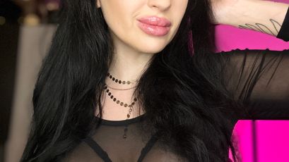 Maxi Lipz on SkyPrivate