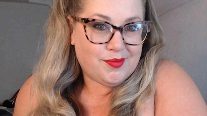 Model - Lily Bay milf