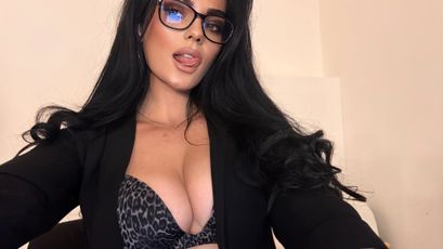 Watch HumbleBrunette live on cam on SkyPrivate