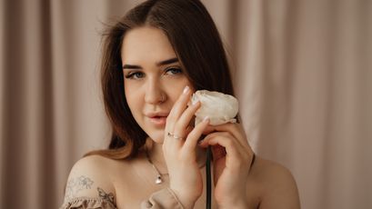 LauraHlot on SkyPrivate